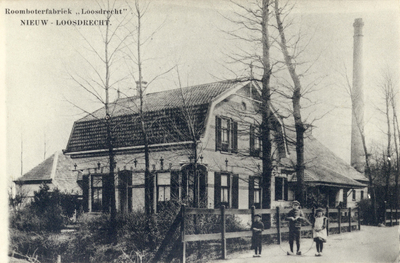 13460 Gezicht op de linker- en voorgevel van de directeurswoning van de roomboterfabriek Loosdrecht ...